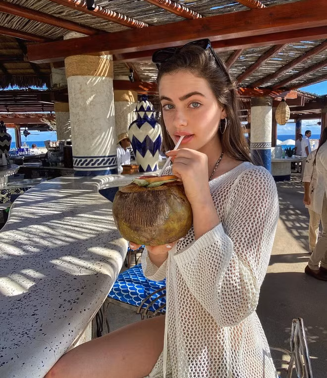 Tuy nhiên, Yael gặp không ít khó khăn để cân bằng sự nghiệp và lối sống tôn giáo của gia đình. Không chỉ từ chối nhiều hợp đồng quảng cáo, chụp mẫu vì trang phục không phù hợp, khi lưu diễn nước ngoài, cô cũng phải chật vật để tìm được loại đồ ăn phù hợp với quy định của người Do Thái. Tuy nhiên, 10X được gia đình hết lòng ủng hộ sự nghiệp và hỗ trợ cô nhiều nhất có thể.