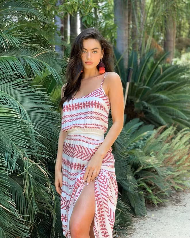 Không dừng lại trong lĩnh vực thời trang, Yael còn lấn sân sang diễn xuất khi tham gia một phim truyền hình về lực lượng vũ trang Palmach của Israel. Thành công của cô gái 19 tuổi được so sánh với nhiều người mẫu nổi tiếng như Shlomit Malka, Dorit Revelis và Sofia Mechetner.