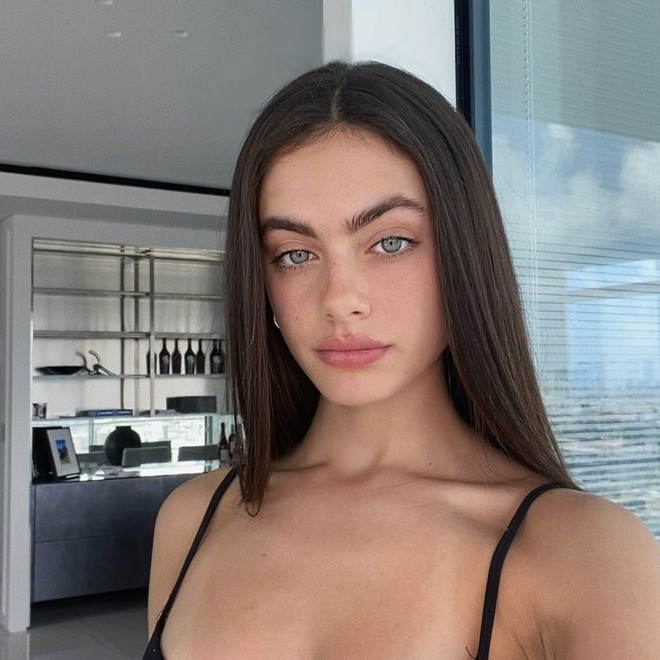 Yael Shelbia (sinh năm 2001) là người mẫu đang lên sinh ra tại Nahariya, Israel trong một gia đình Do Thái chính gốc. Mẹ cô là nhà môi giới kiêm thủ thư, bố là giám sát viên nhà máy. Yael là con út trong gia đình có 2 chị gái và 2 anh trai.