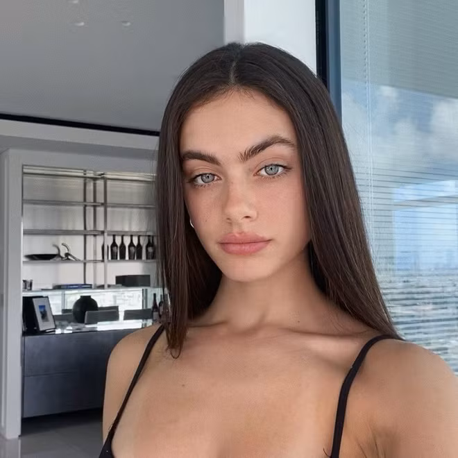 Yael Shelbia (sinh năm 2001) là người mẫu đang lên sinh ra tại Nahariya, Israel trong một gia đình Do Thái chính gốc. Mẹ cô là nhà môi giới kiêm thủ thư, bố là giám sát viên nhà máy. Yael là con út trong gia đình có 2 chị gái và 2 anh trai.