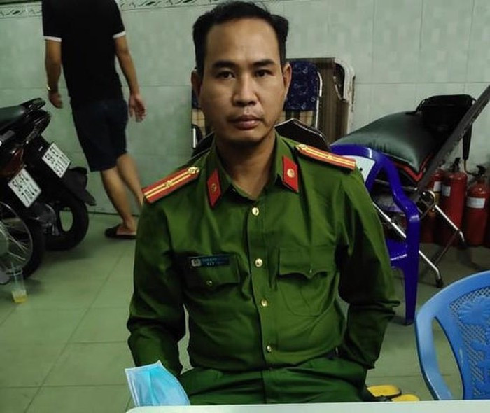 Nguoi phu nu bi canh sat hinh su 'dom' xong vao nha doc lenh bat giam ke gi?