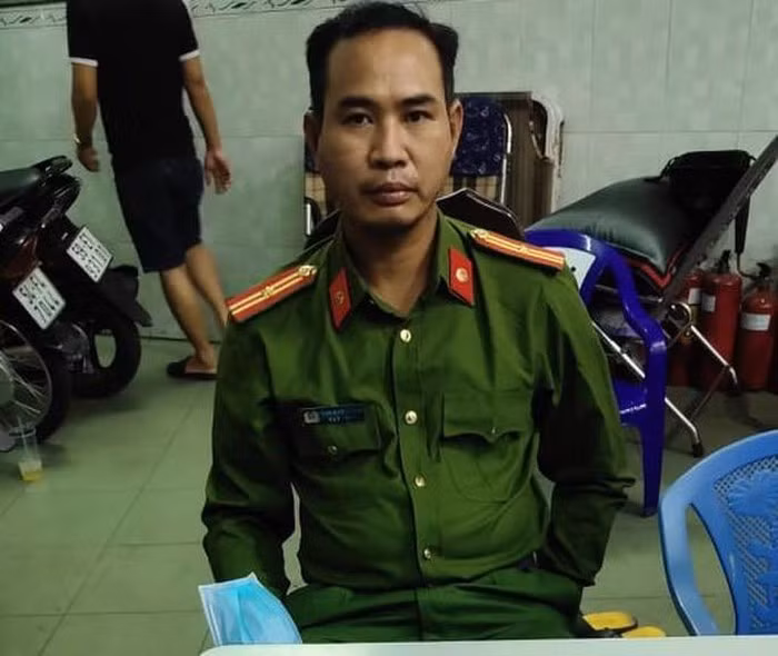 Nguoi phu nu bi canh sat hinh su 'dom' xong vao nha doc lenh bat giam ke gi?