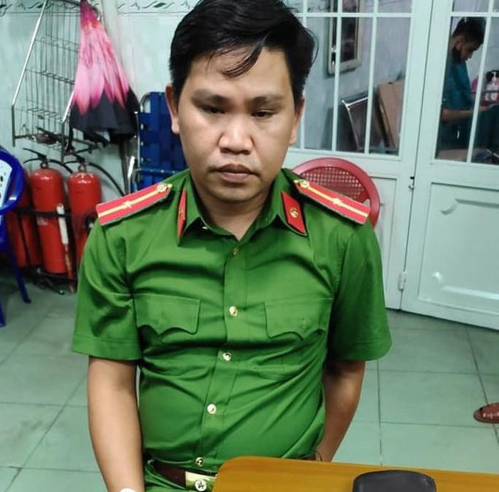 Nguoi phu nu bi canh sat hinh su 'dom' xong vao nha doc lenh bat giam ke gi?-Hinh-2