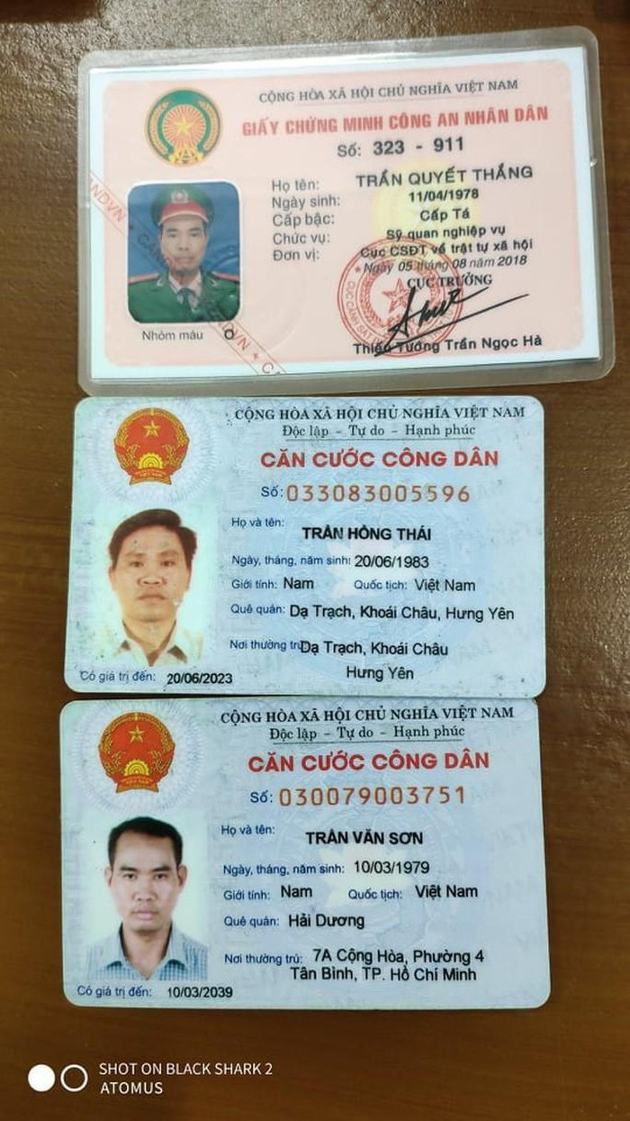 Nguoi phu nu bi canh sat hinh su 'dom' xong vao nha doc lenh bat giam ke gi?-Hinh-3