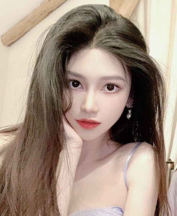 Mới đây, MXH Trung Quốc đã chia sẻ loạt hình ảnh gia đình có nhan sắc cực phẩm của một cô gái có nick name Yoki khiến dân tình ngưỡng mộ.