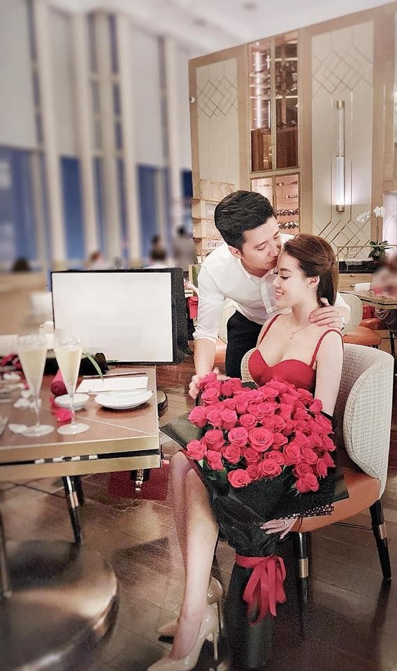 Được biết, cách đây không lâu, cặp đôi vợ chồng hot nhất Hà thành vừa tổ chức tiệc kỉ niệm nửa năm ngày cưới hoành tráng.