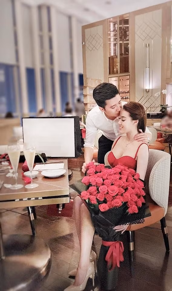 Được biết, cách đây không lâu, cặp đôi vợ chồng hot nhất Hà thành vừa tổ chức tiệc kỉ niệm nửa năm ngày cưới hoành tráng.