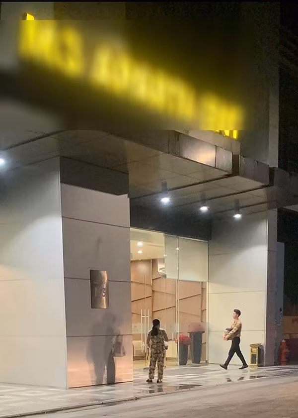 Theo đó, chồng của Âu Hà My có qua lại với một cô gái tên T. và hiện đang ở khách sạn M. Thậm chí, nữ giảng viên này còn chụp được nhiều hình ảnh làm bằng chứng.