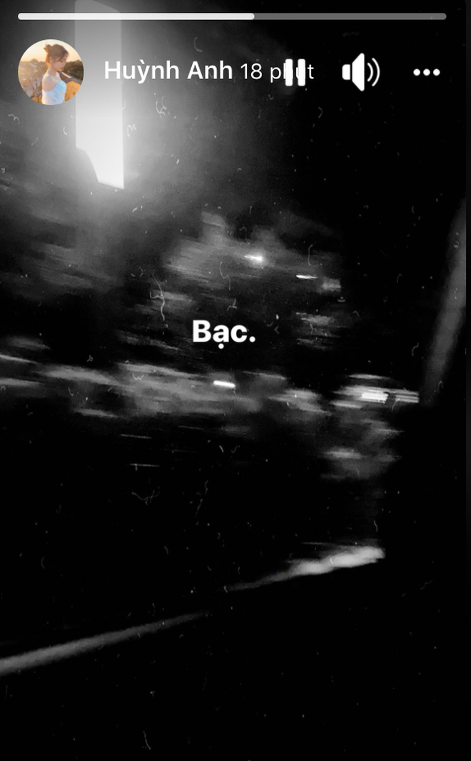 Bạn gái Quang Hải thậm chí còn đăng một bức ảnh lên story của Instagram kèm theo dòng chữ "bạc" gây chú ý.