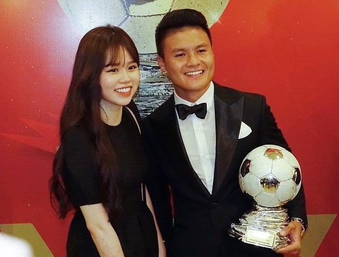 Thời điểm đó, chàng tiền vệ cũng xoá sạch những hình ảnh chụp cùng bạn gái trên Instagram. Cụ thể, bức ảnh công khai hẹn hò hôm 12/5 và tấm hình tình cảm tại Gala Quảng bóng vàng Việt Nam hôm 26/5 đều đã biến mất.