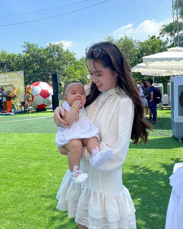 Ngoài ra, cô cũng không xóa bức ảnh bế bé Shi (cháu ruột Quang Hải) vào ngày 29/6 vừa qua. Mời quý độc giả đón xem thêm video Quang Hải, Huỳnh Anh chính thức chia tay? - Nguồn: VTC NOW