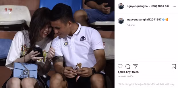 Cụ thể, sau khi xóa hết hình ảnh yêu đương trên Instagram cá nhân, mới cách đây ít phút Quang Hải lại vừa đăng tấm ảnh mình và bạn gái khá tình tứ trên khán đài của sân vận động.