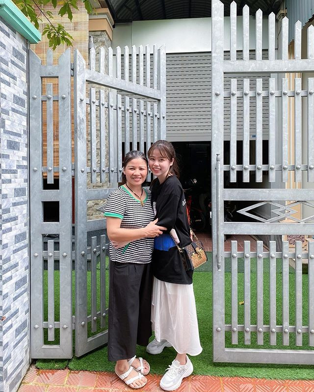 Riêng về phía Huỳnh Anh, trong khi bạn trai xóa hết ảnh của cả hai thì cô nàng vẫn giữ lại bức ảnh ôm mẹ Quang Hải vào lần đầu ra mắt hôm 24/5.