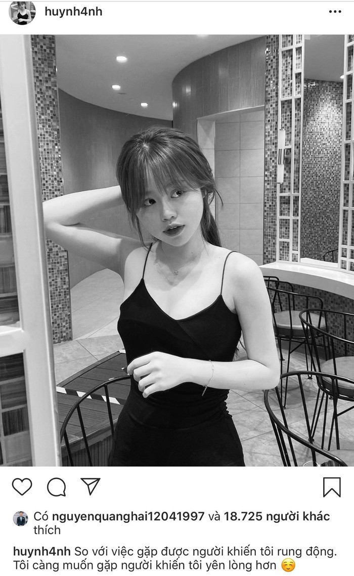 Cô nàng tiếp tục đăng tấm hình chân dung đen trắng và viết: "So với việc gặp được người khiến tôi rung động, tôi càng muốn gặp người khiến tôi yên lòng hơn".