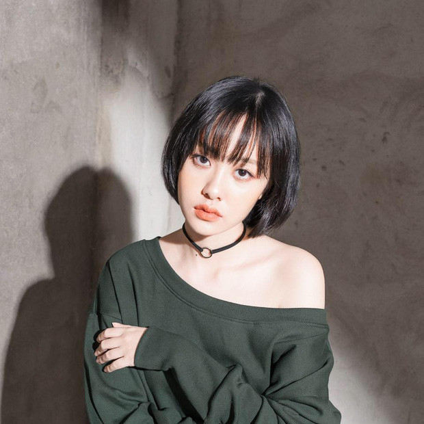 Cô nàng Thuỳ Anh, hay @yeeyeex đã gây chú ý sau khi những hình ảnh của mình được chia sẻ trên một trang cộng đồng của hội thích ngắm con gái xinh. Trang Instagram của hot girl hiện đang có hơn 48 ngàn người theo dõi.