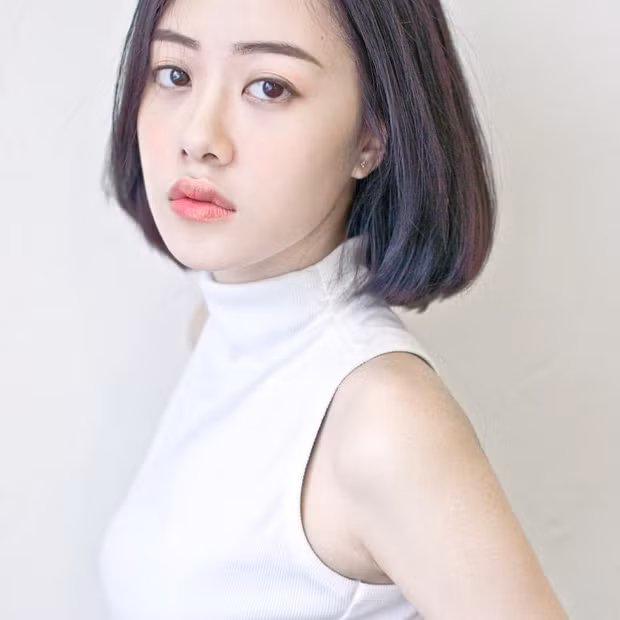 Thuỳ Anh sở hữu một gương mặt thon dài, chiếc mũi cao, đôi mắt to cùng khuôn miệng rất xinh. Tất cả kết hợp với thần thái, biểu cảm mỗi khi chụp hình đã làm cho cô nàng trông rất giống con gái Nhật hay Hàn.