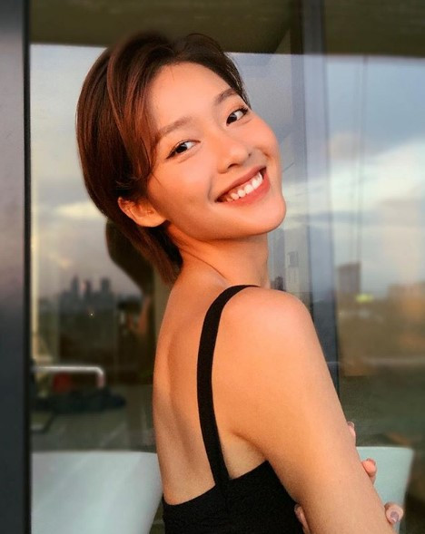 Trước khi vào vai nữ chính của “Hậu duệ mặt trời” phiên bản Việt, Khả Ngân đã âm thầm chạm ngưỡng 1 triệu người theo dõi trên Instagram. Thời điểm đó dù không hoạt động sôi nổi như trước, song Khả Ngân ngày càng trưởng thành và ngọt ngào, chính vì vậy lượng theo dõi tăng đều.