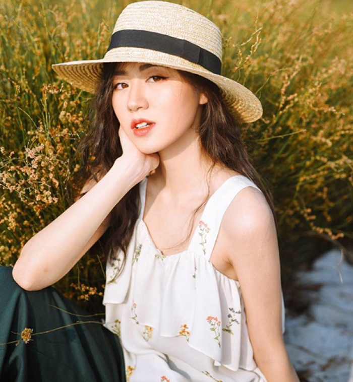 Ngoài công việc chính là beauty blogger, Mai Vân Trang là chủ quán cafe khá nổi tiếng ở Hà Nội, mẫu ảnh look book, gương mặt đại diện của các nhãn hàng.