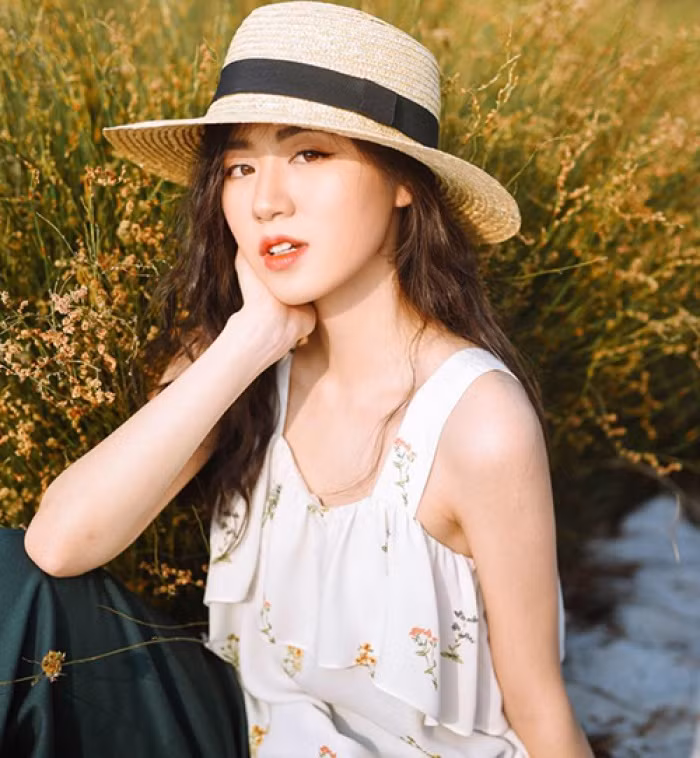 Ngoài công việc chính là beauty blogger, Mai Vân Trang là chủ quán cafe khá nổi tiếng ở Hà Nội, mẫu ảnh look book, gương mặt đại diện của các nhãn hàng.