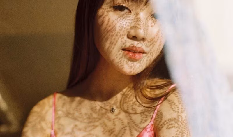 Tháng 8/2015, cô bắt đầu thử sức ở lĩnh vực blogger, thường xuyên review các loại mỹ phẩm, hướng dẫn phối hợp trang phục và nhận được sự yêu thích của dân mạng.