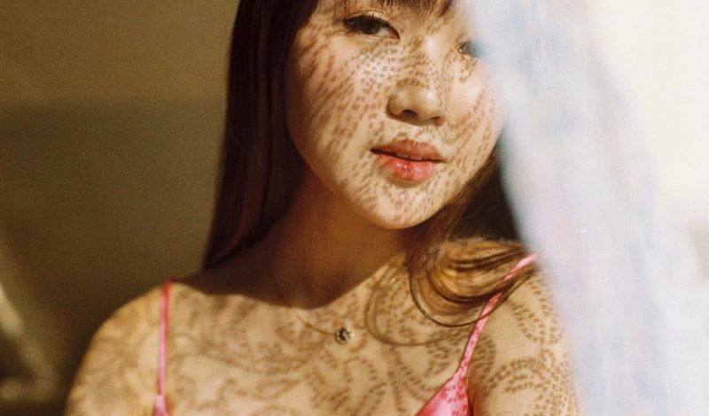 Tháng 8/2015, cô bắt đầu thử sức ở lĩnh vực blogger, thường xuyên review các loại mỹ phẩm, hướng dẫn phối hợp trang phục và nhận được sự yêu thích của dân mạng.