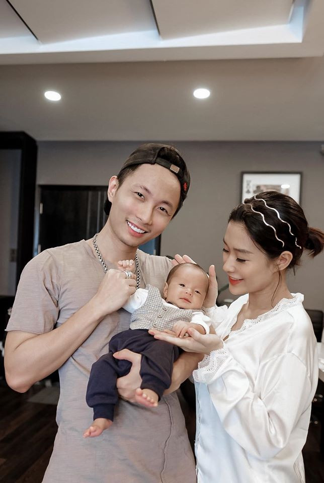 Ít ai biết, ngoài đời, chàng rapper đình đám còn có một gia đình hạnh phúc bên bà xã xinh đẹp tên Thanh Huyền (sinh năm 1996).