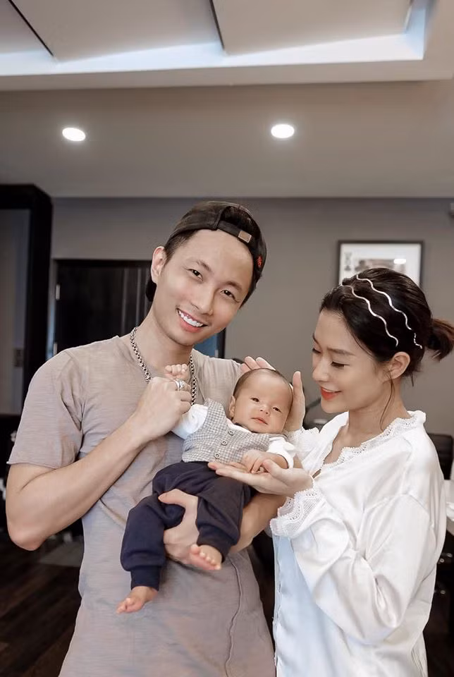 Ít ai biết, ngoài đời, chàng rapper đình đám còn có một gia đình hạnh phúc bên bà xã xinh đẹp tên Thanh Huyền (sinh năm 1996).