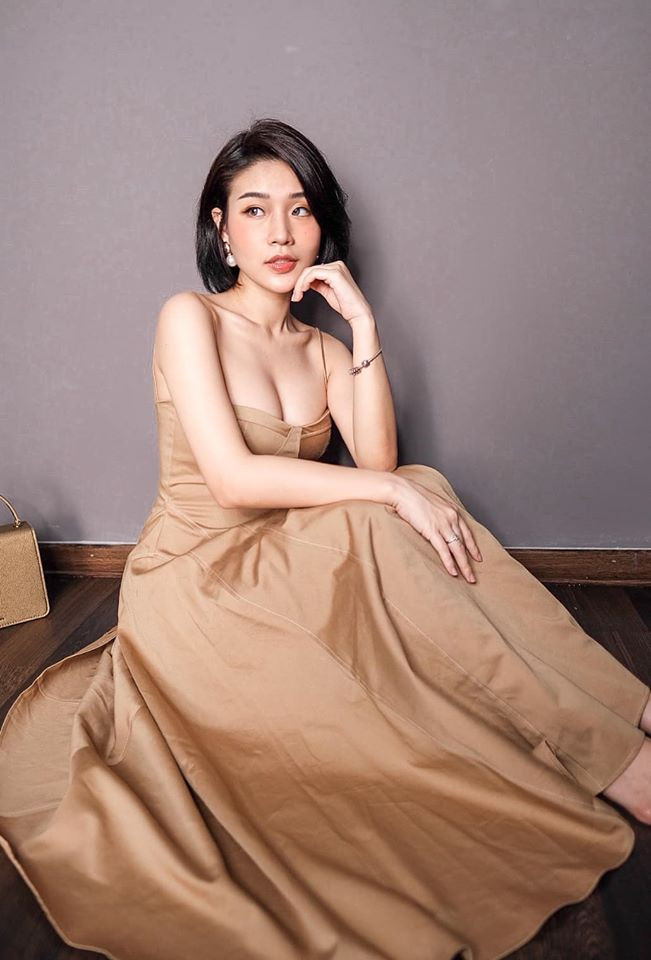 Không những vậy, Huyền còn có đôi mắt sâu hút hồn, chiếc mũi cao vút, thẳng tắp cùng đôi môi hờ hững.