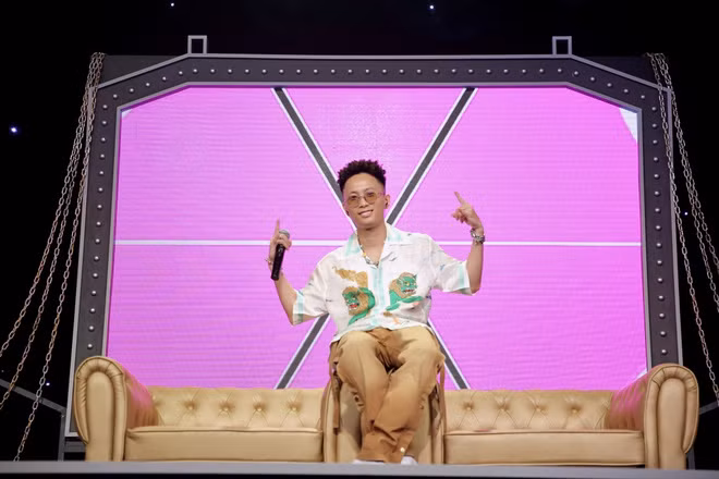 Trong tập 3 chương trình Rap Việt vừa phát sóng, Rhymastic chiếm spotlight bằng màn hoá thân thành 3/4 huấn luyện viên ngồi ghế nóng.