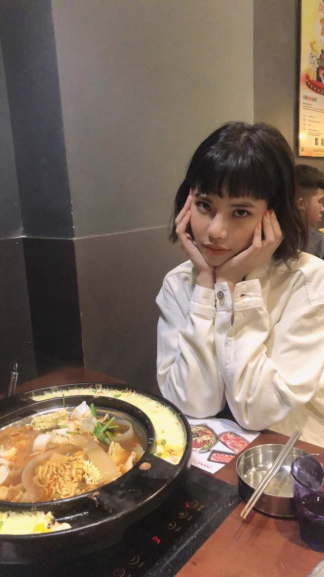 Ngoài đời cô bạn có gu thời trang khá cá tính với mái tóc ngắn uốn xoăn nhẹ xinh xắn.