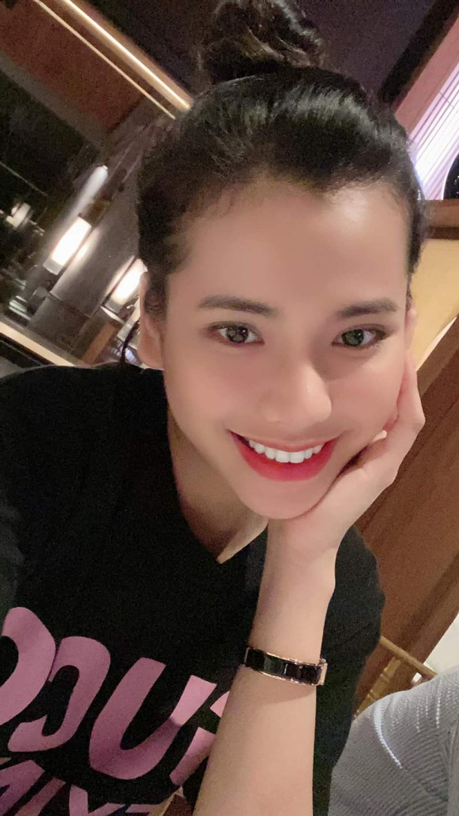 Cô nàng đã tốt nghiệp trường Đại học Kinh tế - Kỹ thuật Công nghiệp (UNETI) Hà Nội.