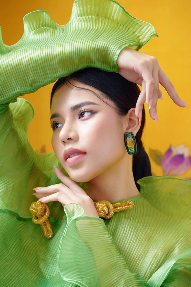 Người đẹp sở hữu khuôn mặt Vline, đôi môi đầy đặn quyến rũ và khuôn mày tự nhiên không cần kẽ vẽ nhiều.