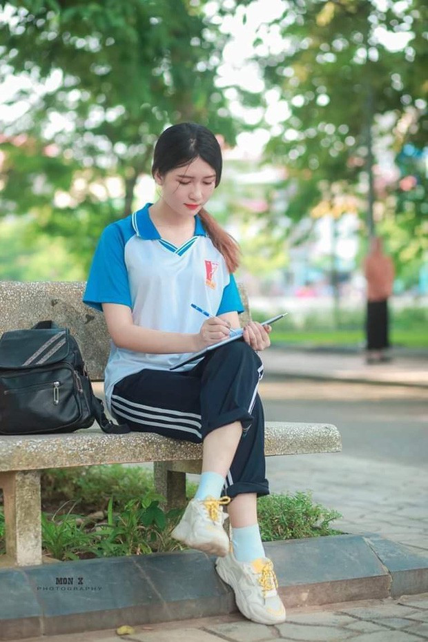 Hoài Thu sở hữu làn da trắng hồng, sống mũi cao, thẳng tắp, đôi mắt cười sáng bừng và nụ cười hút hồn làm không ít các nam sinh Bách Khoa đứng ngồi không yên.