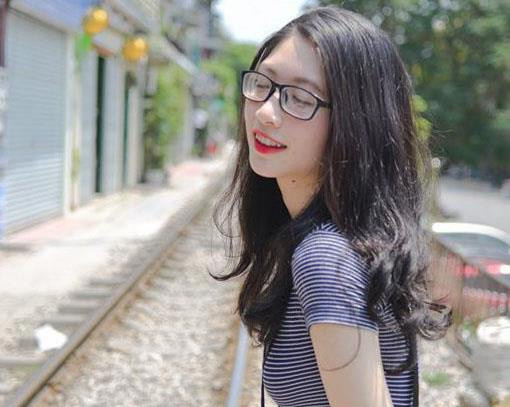 9X cho hay sau khi tốt nghiệp ngành Quản trị Kinh Doanh, Bích học thạc sĩ Marketing tại Pháp. Với khả năng ngoại ngữ tốt, cô gái mong muốn làm việc trong môi trường quốc tế. Mời quý độc giả đón xem thêm video Gặp nữ sinh xứ Nghệ "nói 7 thứ tiếng" - Nguồn: KÊNH VTC14