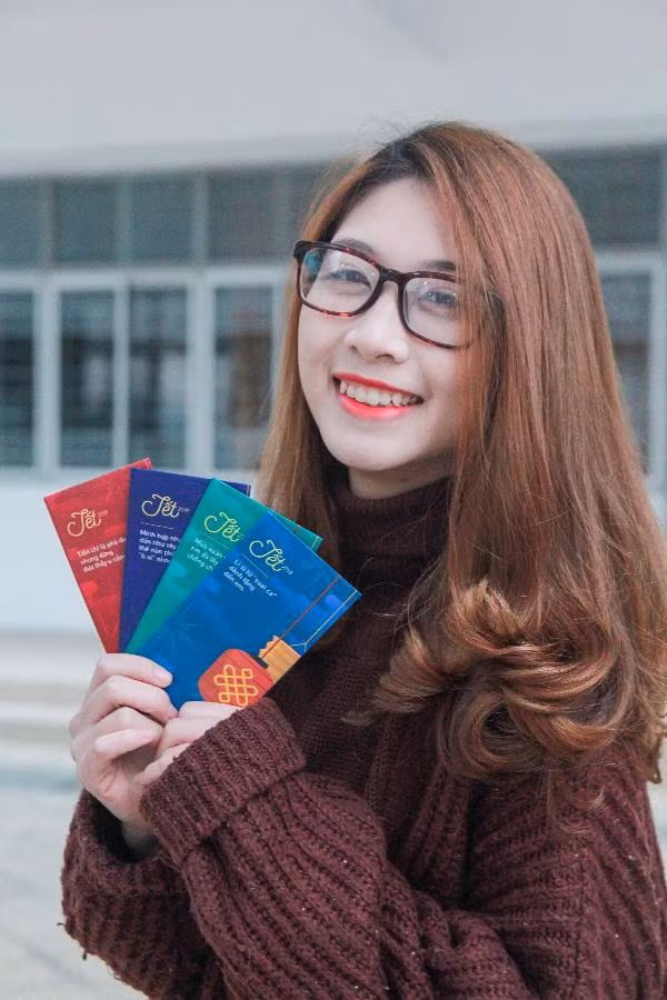 Trịnh Thị Thu Bích được gọi là hot girl của Viện Đào tạo Quốc tế, ĐH Bách khoa Hà Nội. Cô tốt nghiệp loại giỏi ngành Quản trị Doanh nghiệp thuộc chương trình hợp tác giữa ĐH Bách Khoa Hà Nội với ĐH Grenoble Alpes, Pháp.