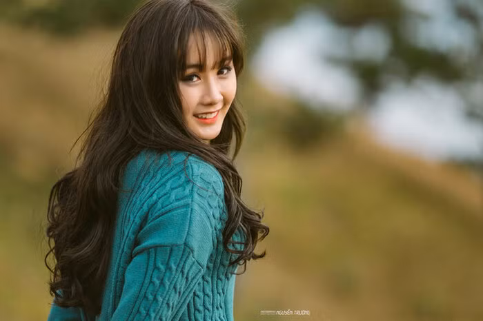 Cùng với phong cách ăn mặc trẻ trung, hợp thời, Hạ Thảo xinh đẹp không thua kém các hot girl.