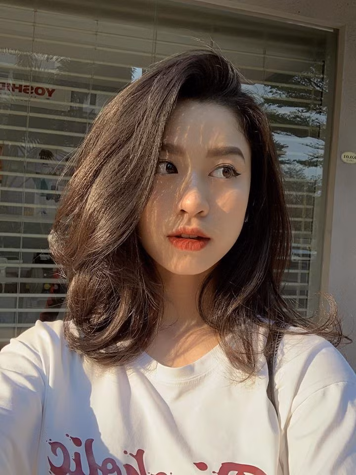 Hàn Hải Hằng – hotgirl "tạp hóa" nổi tiếng với nghề tay trái trên MXH là làm KOLs, nhận PR cho các sản phẩm trong nước.