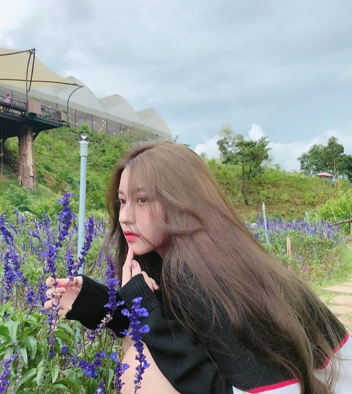 Trên Instagram, Facebook Bâu nhận được lượt like cực khủng cùng rất nhiều lời khen “có cánh” như “nữ thần góc nghiêng”, “nữ sinh thiên thần”.