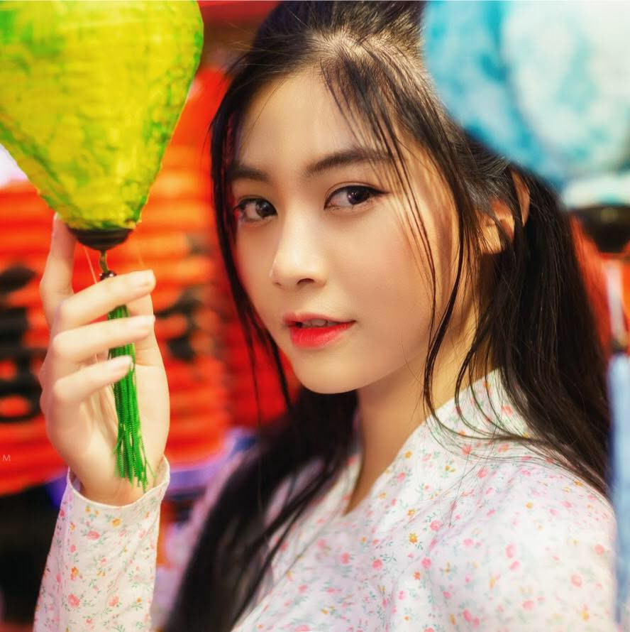 Ngoài thời gian dành cho việc học, Nam Phương còn được biết đến với vai trò là một Vlogger, kênh Youtube của cô cũng sở hữu đông đảo lượt theo dõi và yêu thích. Mời quý độc giả đón xem thêm video Hái ra tiền nhờ danh xưng hot girl - Nguồn: KÊNH VTC1