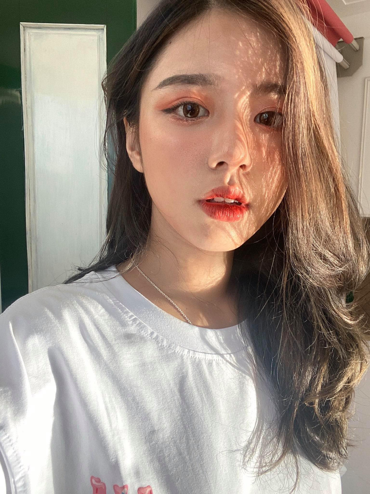 Nhan sắc xinh đẹp như hiện tại của Phan Hằng có thể nói là dậy thì thành công, bởi ở quá khứ cô khác hoàn toàn từ gương mặt cho đến phong cách thời trang.