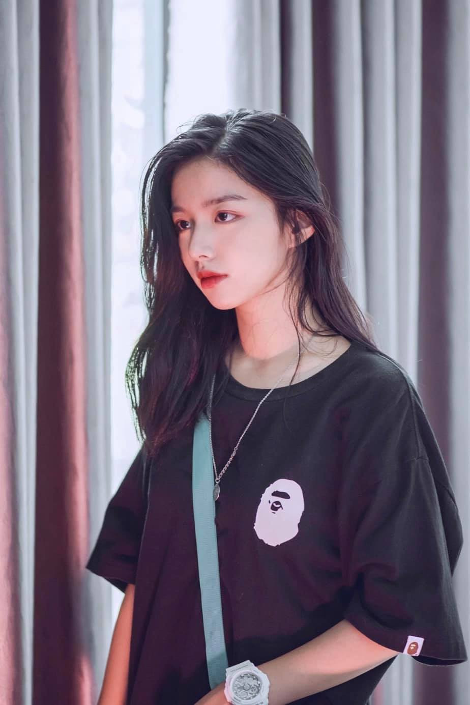 Nhờ độc lập kinh tế, không những tự lo cho mình, cô còn đỡ đần được gia đình và thỉnh thoảng mua quà gửi về cho bố mẹ.