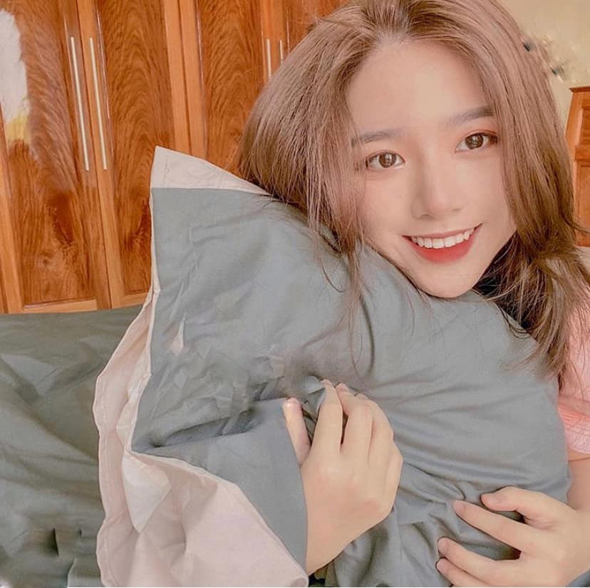 Mặc dù chỉ là sinh viên, thế nhưng Phan Hằng tự lo được cho cuộc sống của mình nhờ những hợp đồng quảng cáo, làm mẫu ảnh tự do.