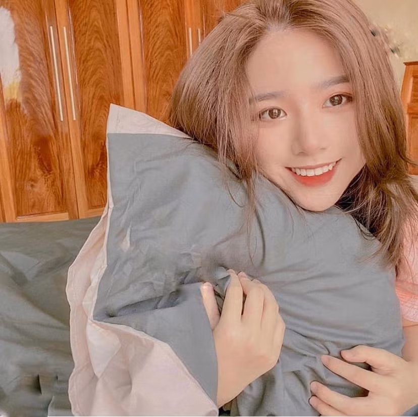 Mặc dù chỉ là sinh viên, thế nhưng Phan Hằng tự lo được cho cuộc sống của mình nhờ những hợp đồng quảng cáo, làm mẫu ảnh tự do.