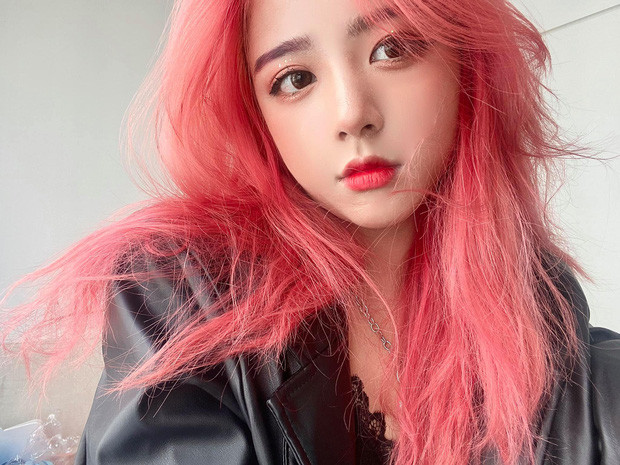 Cô nàng là Phan Thị Minh Hằng, sinh năm 2001, đến từ Quảng Bình và hiện đang chuẩn bị bước vào năm 2, trường Đại học Kinh tế Quốc dân.