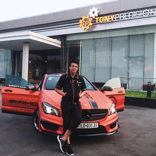 Trong phần giới thiệu mở màn, nam chính Người ấy là ai này cũng cho biết anh có sở thích đánh golf và đam mê siêu xe.