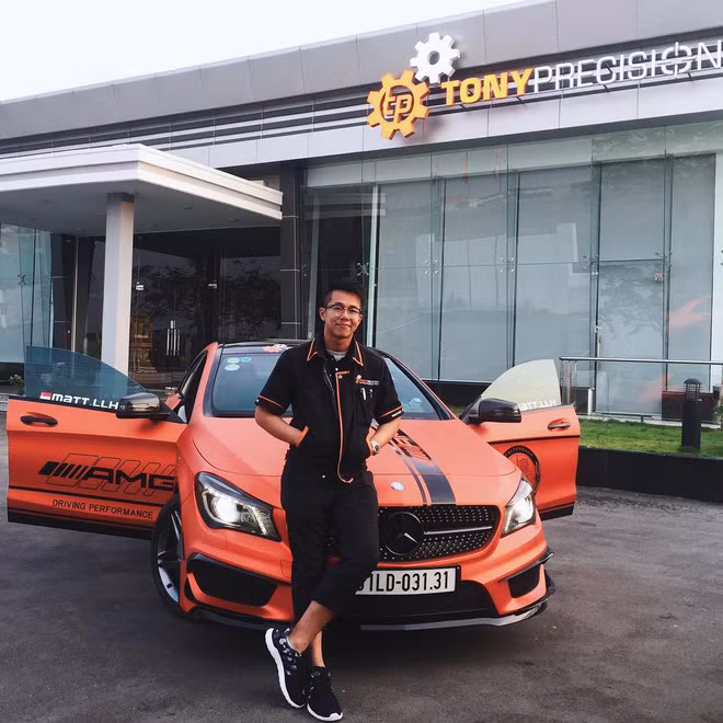 Trong phần giới thiệu mở màn, nam chính Người ấy là ai này cũng cho biết anh có sở thích đánh golf và đam mê siêu xe.