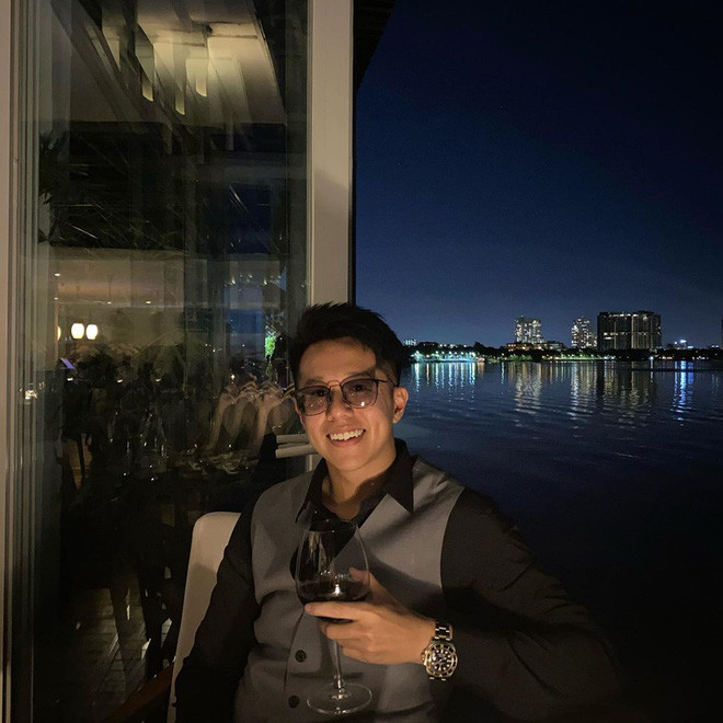 Được biết, Matt Liu là CEO vận hành một nhà máy sản xuất linh kiện. Anh xuất hiện tại "Người ấy là ai" mùa 3 cùng đồng hồ hàng hiệu Rolex (có giá hơn 400 triệu đồng) khiến khán giả choáng ngợp.