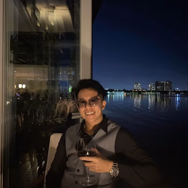 Được biết, Matt Liu là CEO vận hành một nhà máy sản xuất linh kiện. Anh xuất hiện tại "Người ấy là ai" mùa 3 cùng đồng hồ hàng hiệu Rolex (có giá hơn 400 triệu đồng) khiến khán giả choáng ngợp.