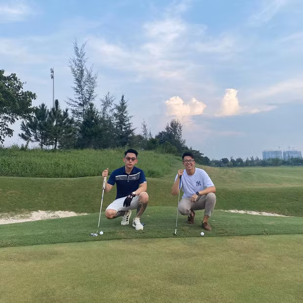 Matt Liu cùng CEO giàu có Tống Đông Khuê là cặp bạn thân đình đám, cả hai đều có sở thích chơi golf sang chảnh, sưu tầm xe sang.