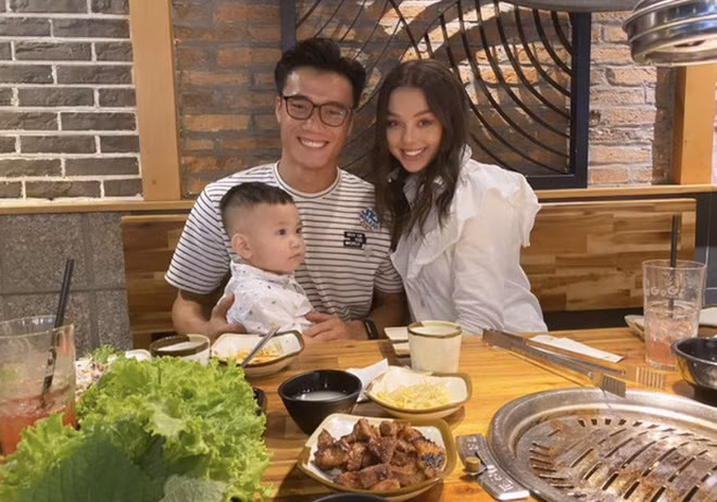 Bùi Tiến Dũng và Dianka Zakhidova cùng bế bé Nhím trông cực tình cảm, lúc này trong cộng đồng đã dấy lên tin đồn cả hai hẹn hò nhưng họ chưa công khai.